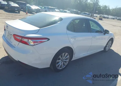 2018 Toyota Camry Le z USA, uszkodzony, nr VIN 4T1B11HK5JU079138